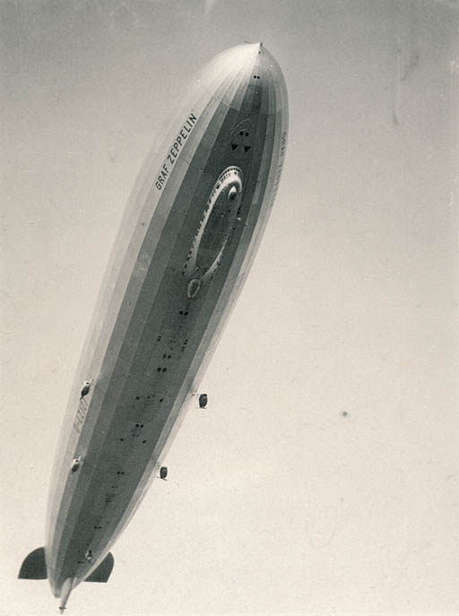 Das Luftschiff Graf Zeppelin über Neustadt, 1931