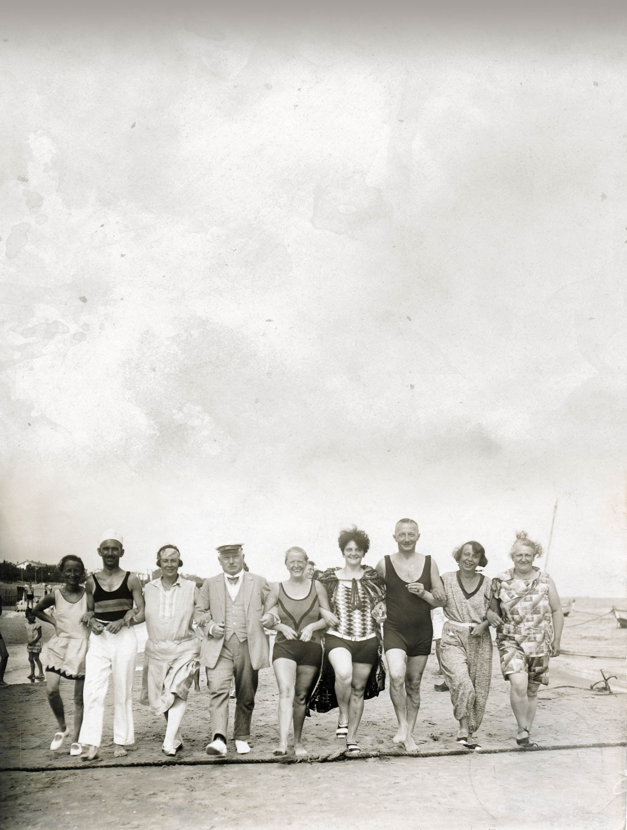 Fröhliche Gruppe am Strand, 1930
