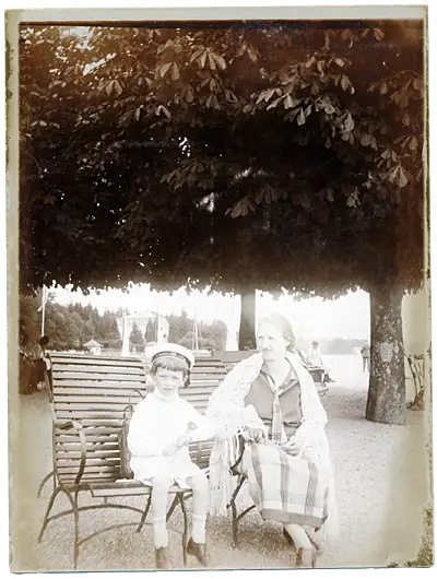 Am See mit Mama und im Matrosenanzug