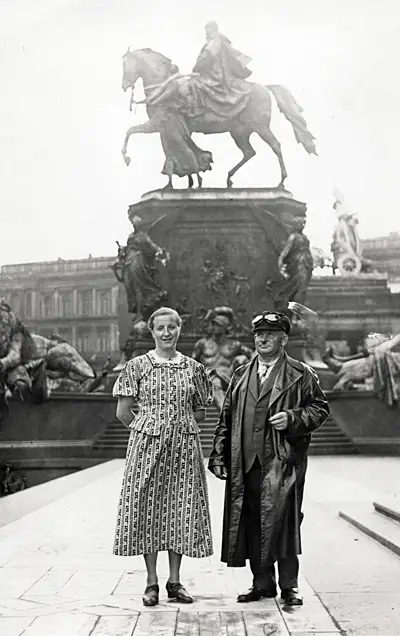 Vor dem Kaiser Wilhelm Nationaldenkmal