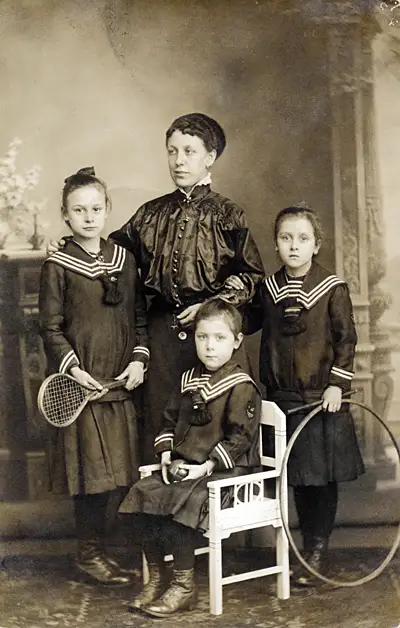 Mutter Bischof mit Kindern beim Fotografen