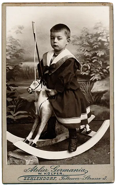 Junge auf Holzpferd in Zehlendorf, 1898/1899