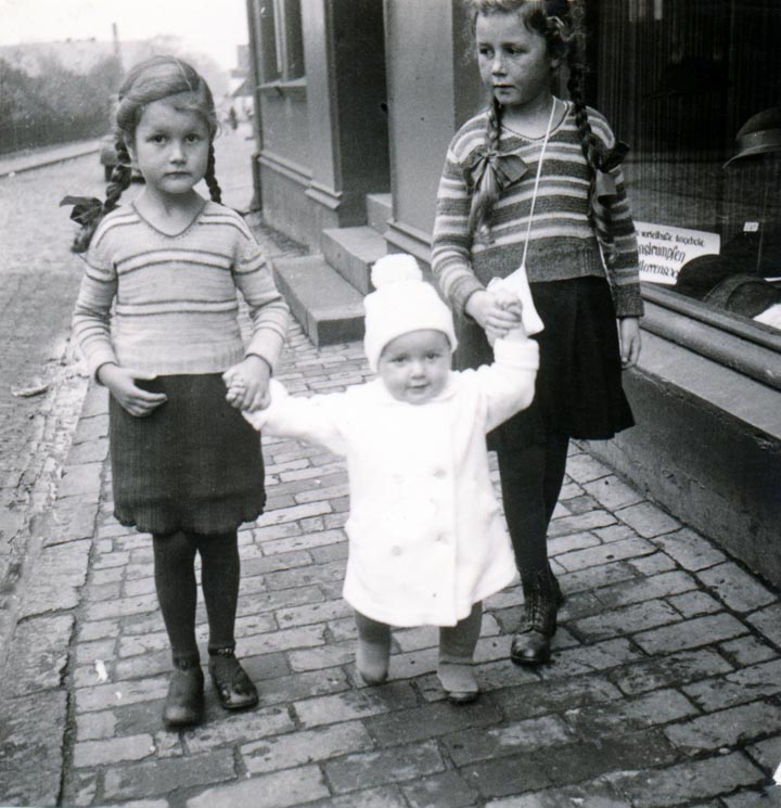 Zu dritt auf dem Bürgersteig, irgendwo in Deutschland einmal